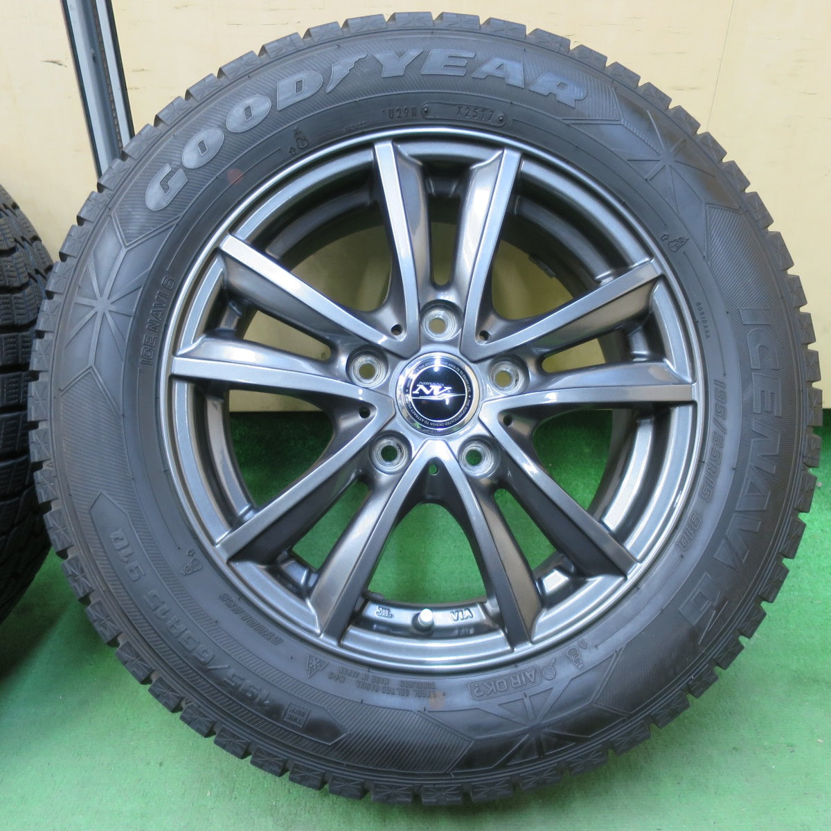 バリ溝！キレイ！9.5分以上★スタッドレス 195/65R15 グッドイヤー アイスナビ6 NIRVANA NV ニルバーナ ニルヴァーナ 15インチ PCD114.3/5H★5040907イス