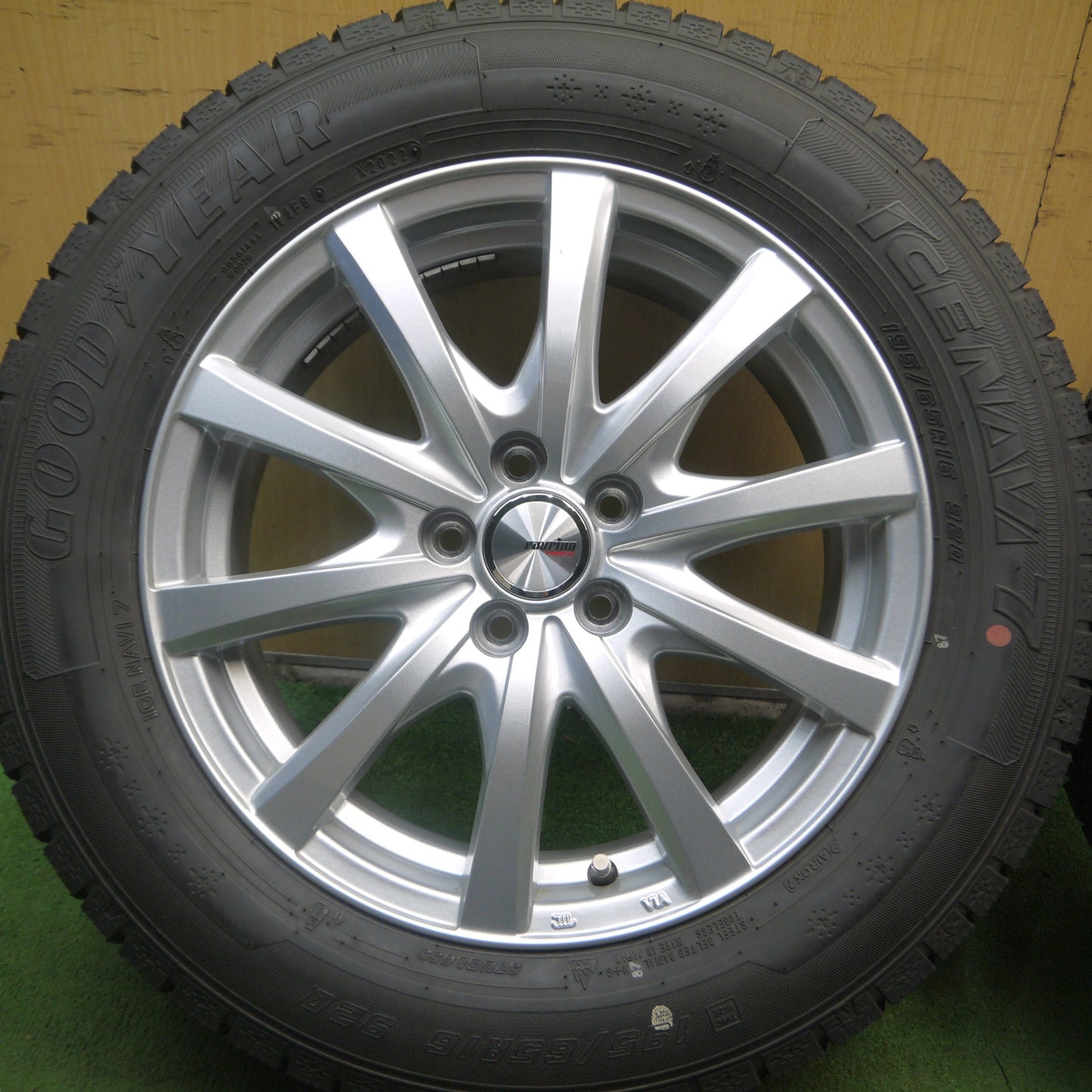 *送料無料* バリ溝！22年！キレイ！9.5分★スタッドレス 195/65R16 グッドイヤー アイスナビ7 ravrion RS01 ラブリオン 16インチ PCD100/5H★4043006Hス