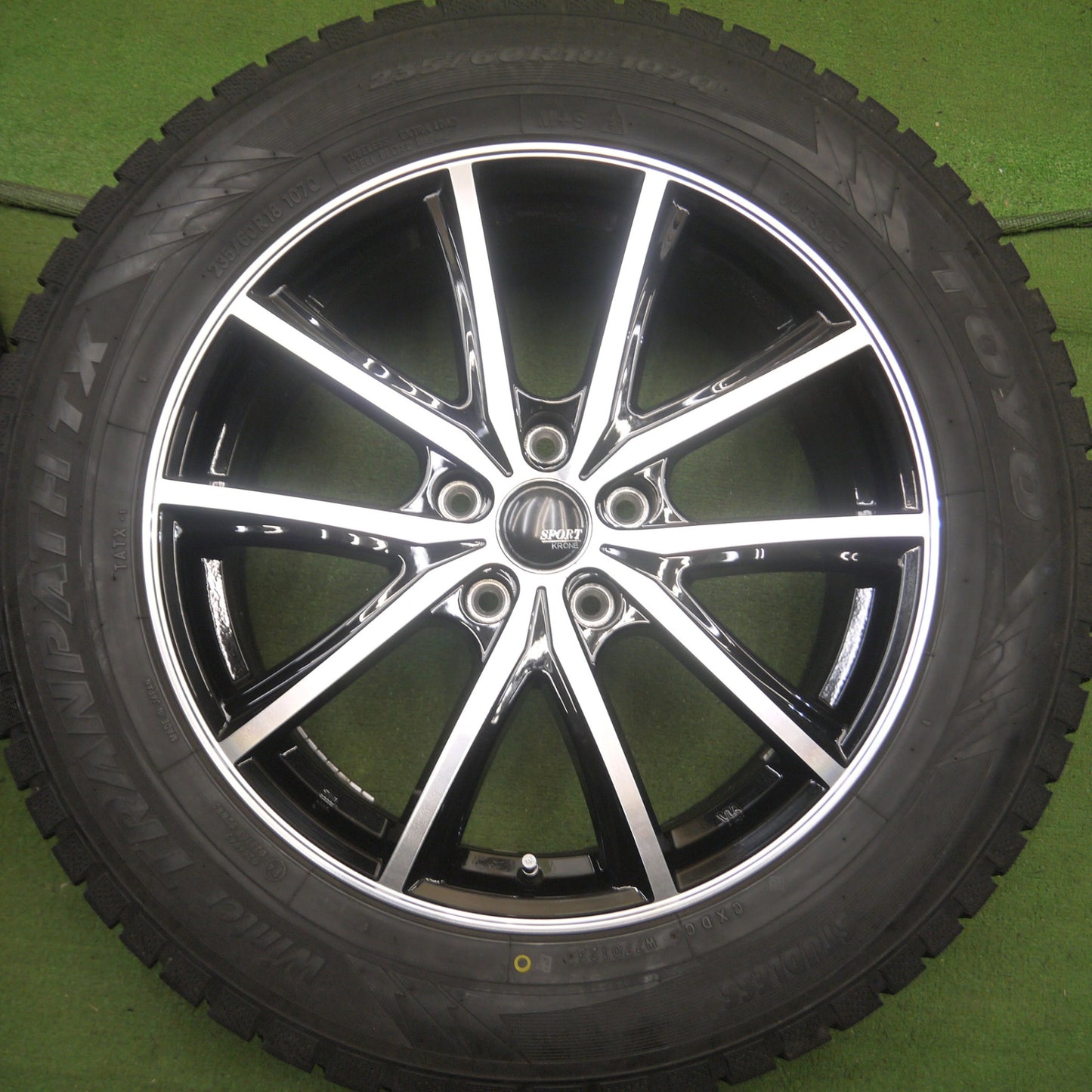 *送料無料* 超バリ溝！23年！9.5分以上★スタッドレス 235/60R18 トーヨー ウインター トランパス TX SPORT KRONE 18インチ PCD114.3/5H★4032512Hス