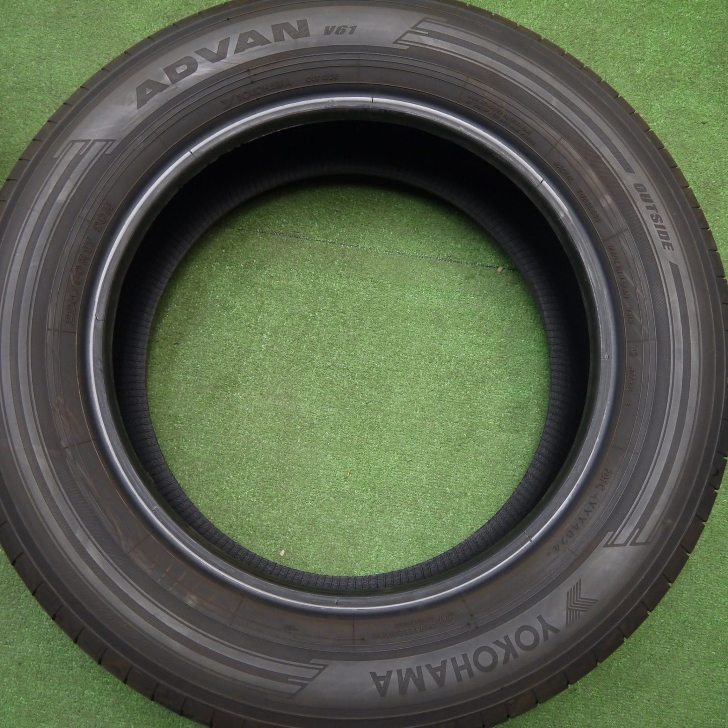 バリ溝！24年！9.5分★225/60R17 ヨコハマ アドバン V61 タイヤ 17インチ レクサス LBX アルファード ヴェルファイア 等★5121701Hノタ