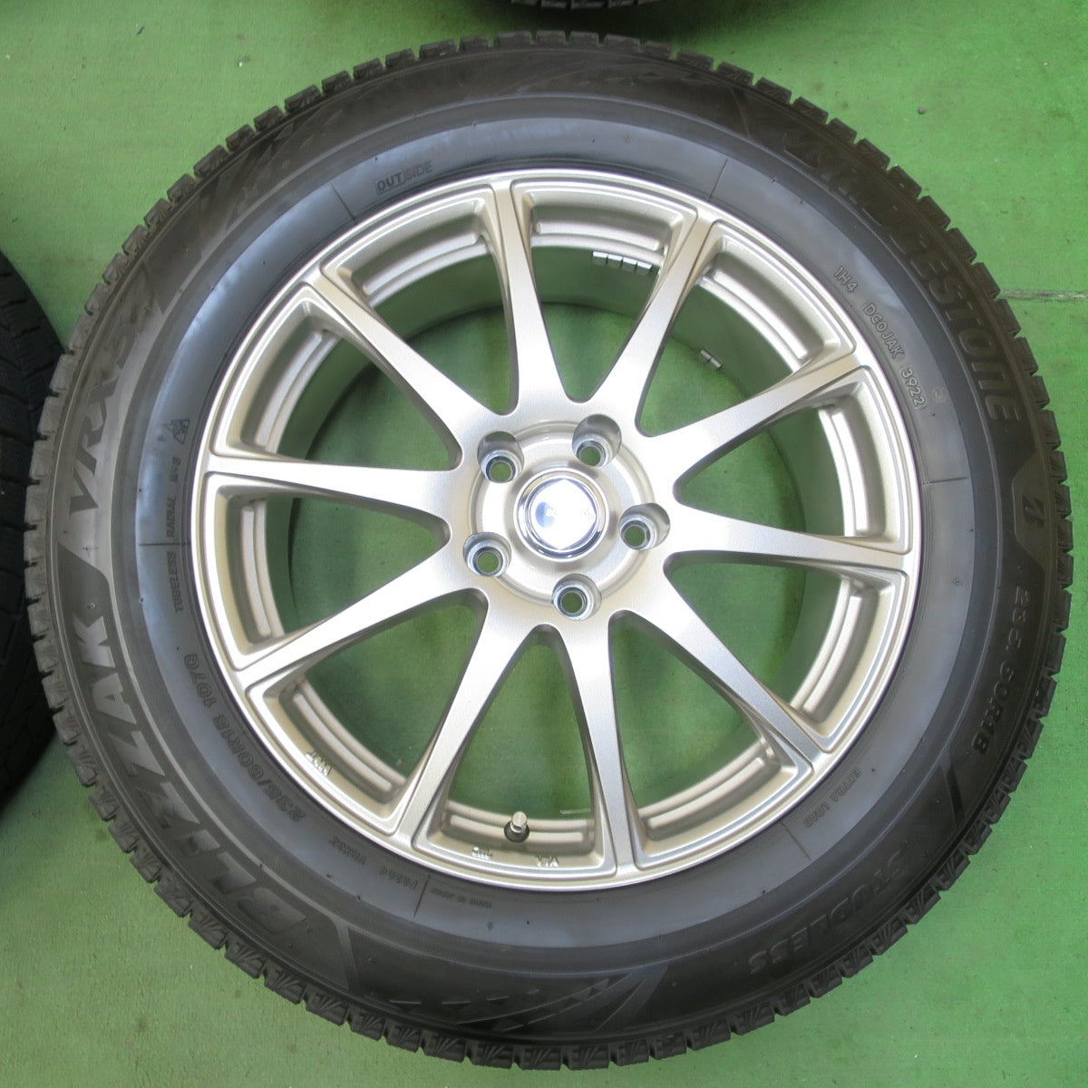 バリ溝！22年！キレイ！9.5分★スタッドレス 235/60R18 ブリヂストン ブリザック VRX3 ECO FORME エコフォルム 18インチ PCD114.3/5H★5063011イス