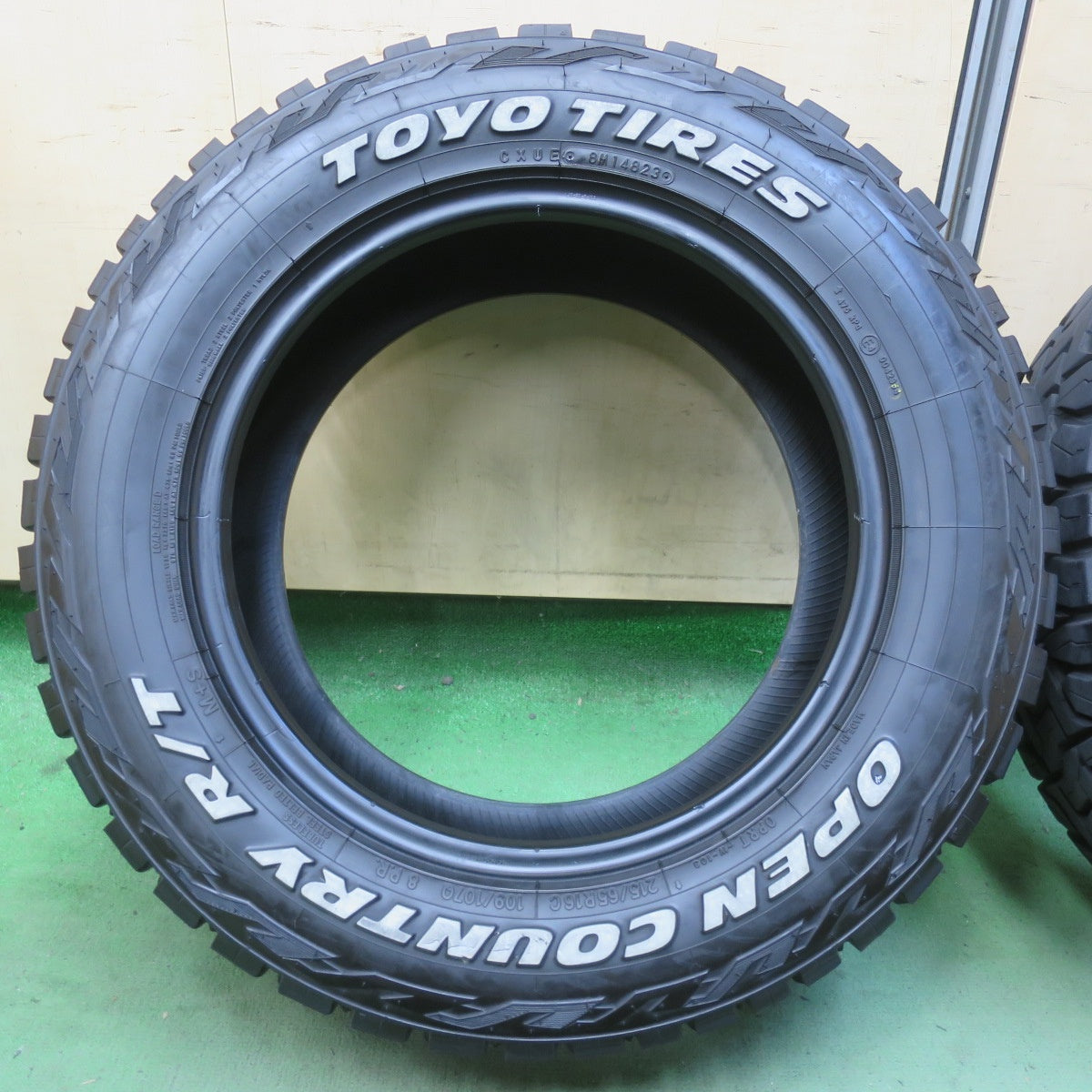 バリ溝！23年！9分★215/65R16 109/107Q 8PR トーヨー オープンカントリー R/T ホワイトレター 16インチ タイヤ ハイエース レジアスエース キャラバン ヤリスクロス 等★6042305イノタ