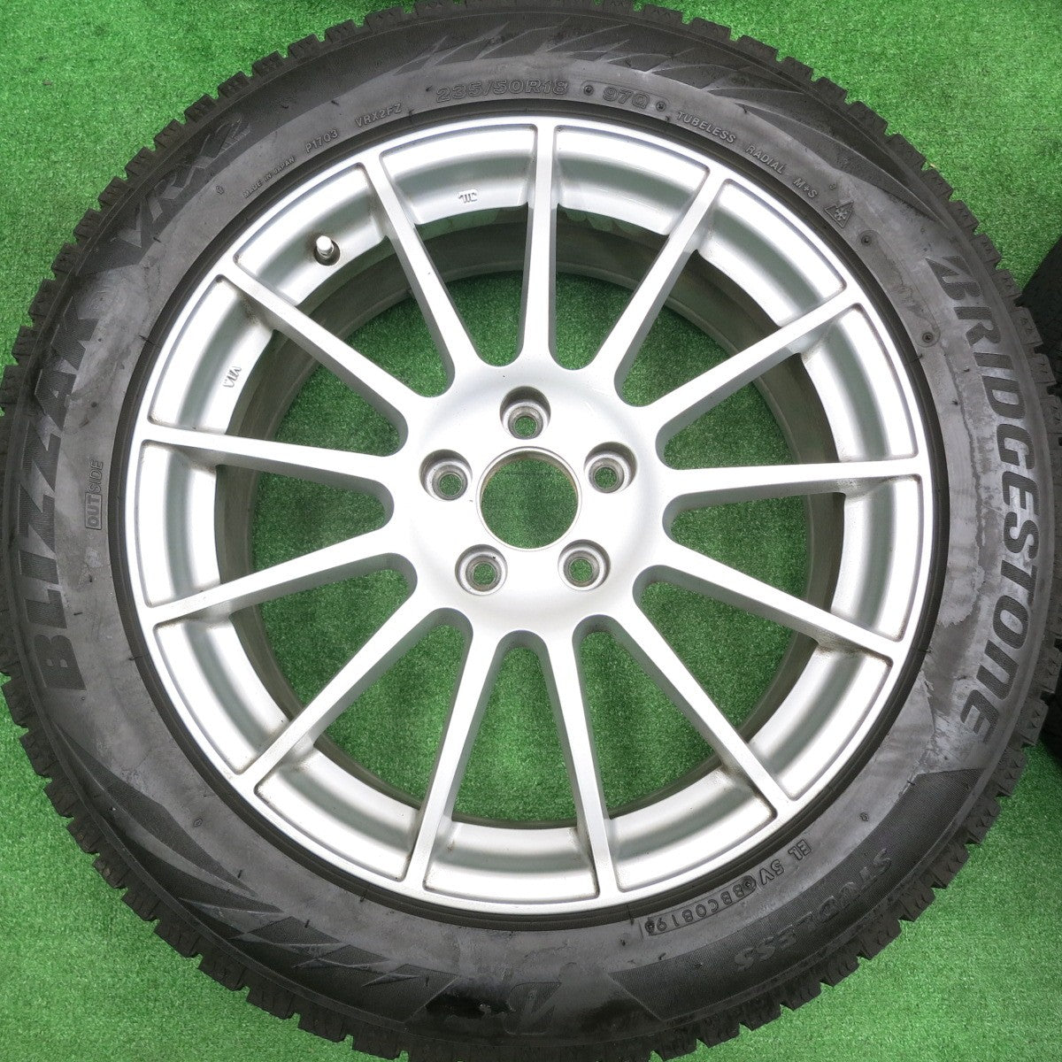 [送料無料] バリ溝！キレイ！8.5分★ボルボ 等 235/50R18 スタッドレス ブリヂストン ブリザック VRX2 IRVINE アーヴィン 18インチ PCD108/5H★4092001HAス