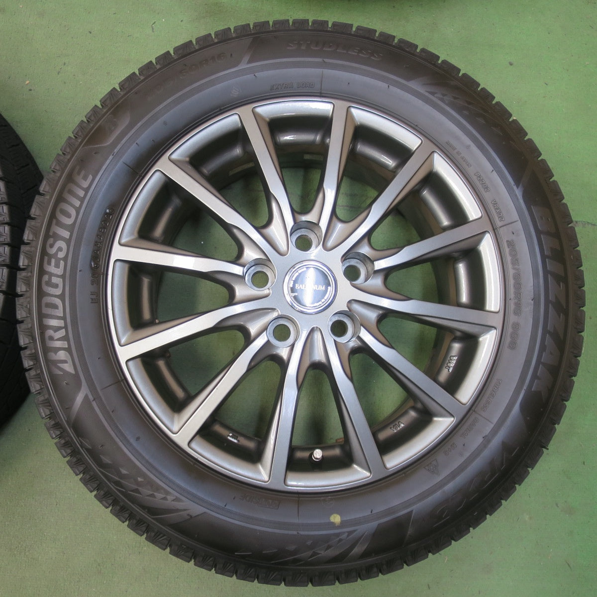 バリ溝！22年！キレイ！9.5分◎スタッドレス 205/60R16 ブリヂストン ブリザック VRX3 BALMINUM AR12 バルミナ 16インチ PCD114.3/5H◎6062406イス
