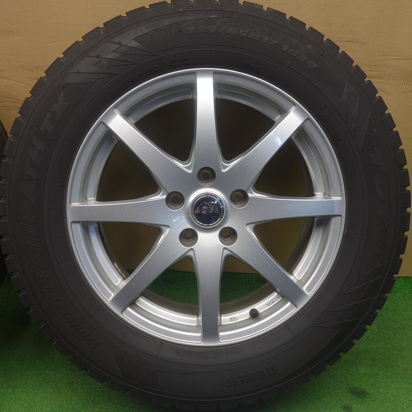 バリ溝！22年！キレイ！9.5分★スタッドレス 225/65R17 トーヨー ウインター トランパス TX AQUA アクア 17インチ PCD114.3/5H★6040303KTス