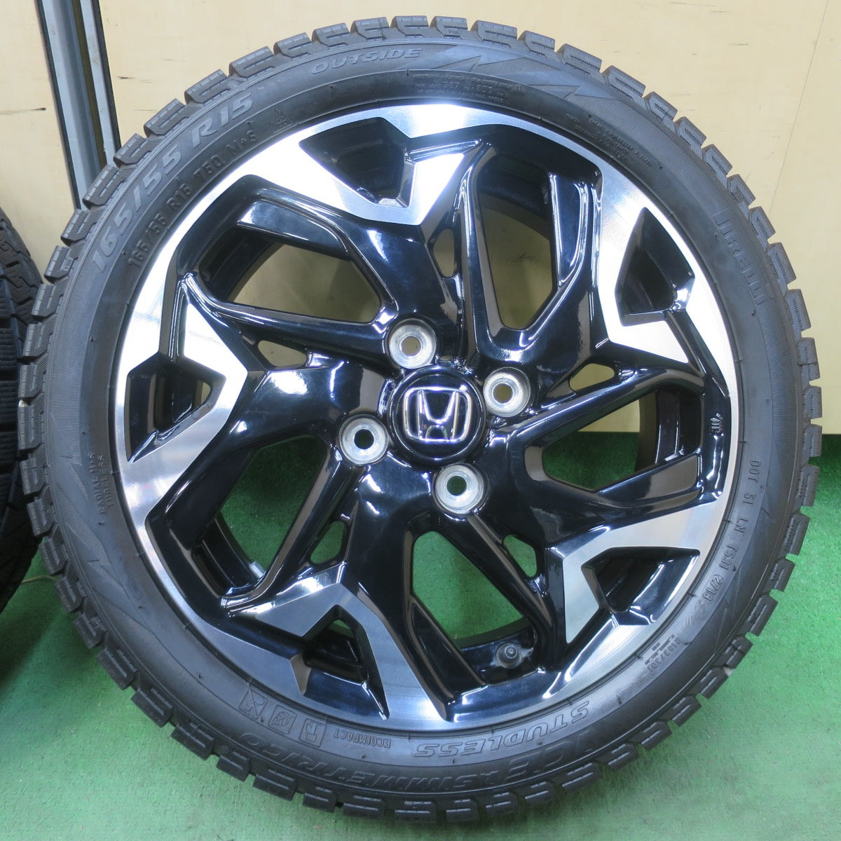 バリ溝！キレイ！8.5分★ホンダ N-BOX カスタム 純正 165/55R15 スタッドレス ピレリ アイスアシンメトリコ 15インチ PCD100/4H★6021705イス