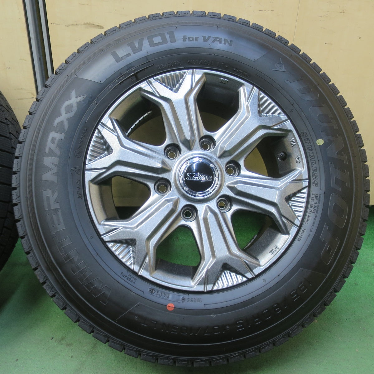 ほぼ未使用！24年！美品◎WILD CRUISING KC-X 195/80R15 107/105N スタッドレス ダンロップ ウインターマックス LV01 for VAN ワイルド クルージング 15インチ PCD139.7/6H◎6100606イス