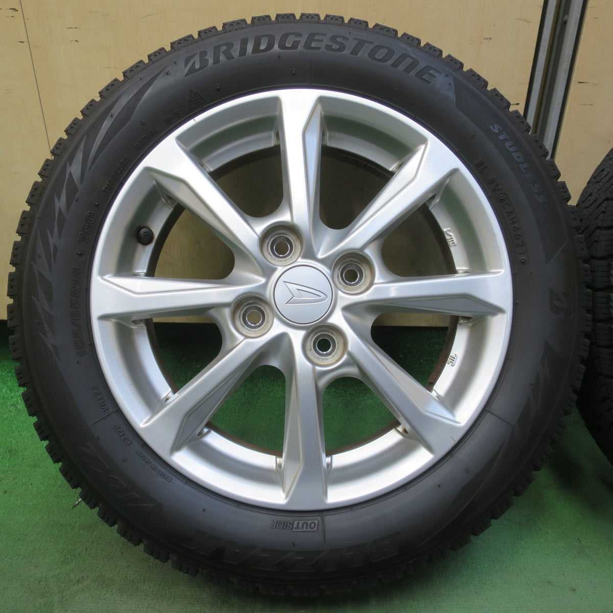 4本価格◎ダイハツ タント ムーヴ 等 純正 155/65R14 スタッドレス ブリヂストン ブリザック VRX2 14インチ PCD100/4H◎6081602イス