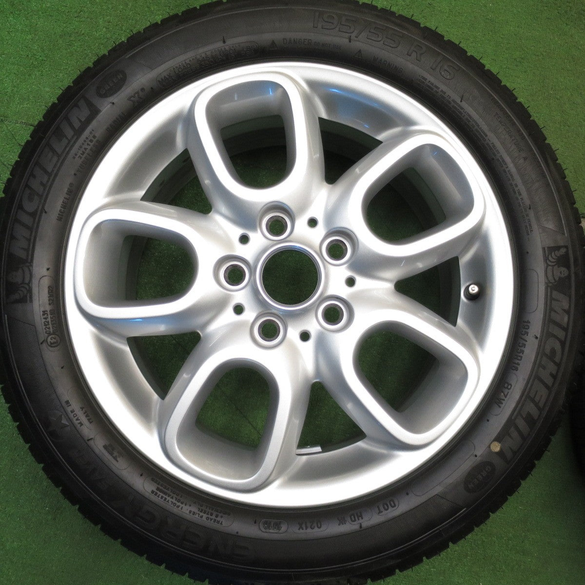[送料無料] 新車外し★MINI ミニ クーパー F55 F56 F57 純正 195/55R16 ミシュラン エナジーセイバー 16インチ PCD112/5H★5031008Hノ
