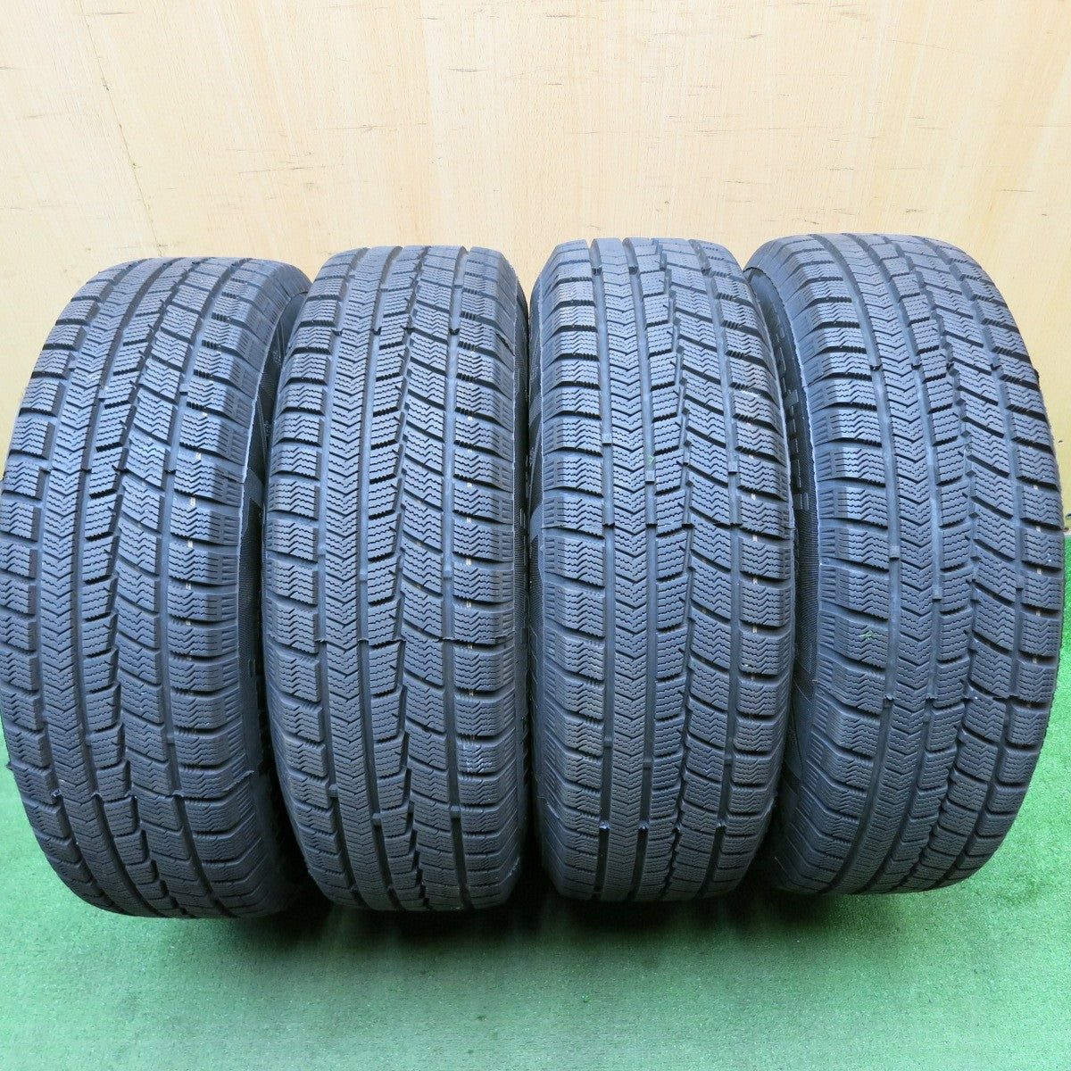 バリ溝！23年！キレイ！9.5分★プリウス 等 195/65R15 スタッドレス ハイフライ Win-turi 216 FINALIST ファイナリスト 15インチ PCD100/5H★5062002HAス