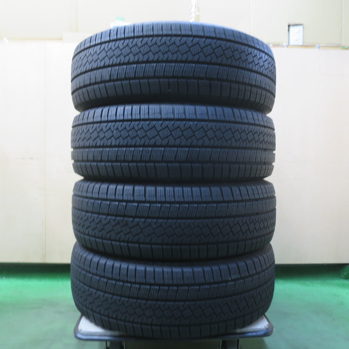 バリ溝！23年！9分★スタッドレス 225/65R17 ピレリ アイスゼロ アシンメトリコ タイヤ 17インチ ハリアー RAV4 CX-5 CX-8 エクストレイル 等★5111413イスタ