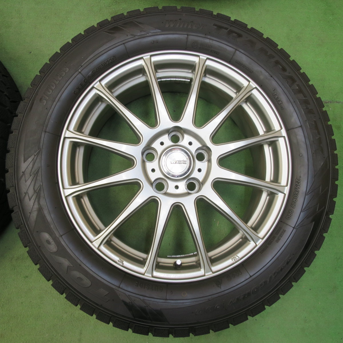 バリ溝！22年！キレイ！9.5分★スタッドレス 225/60R17 トーヨー ウインター トランパス TX ravrion LUMIERE ラブリオン 17インチ PCD114.3/5H★5042610イス