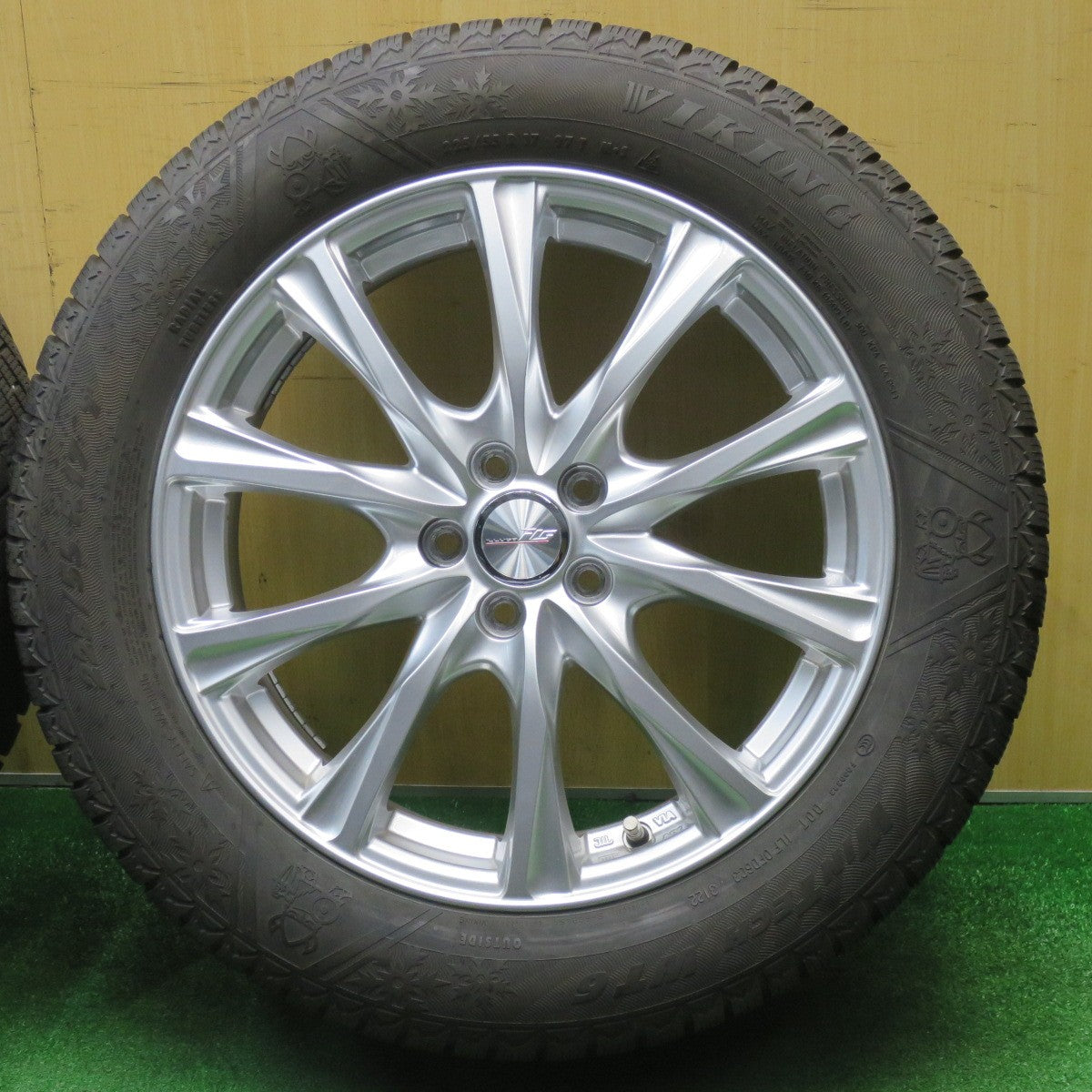 バリ溝！22年！キレイ！9.5分★XV 等 225/55R17 スタッドレス バイキング WINTECH WT6 ILLUGA 社外 アルミ 17インチ PCD100/5H★5122404NJス