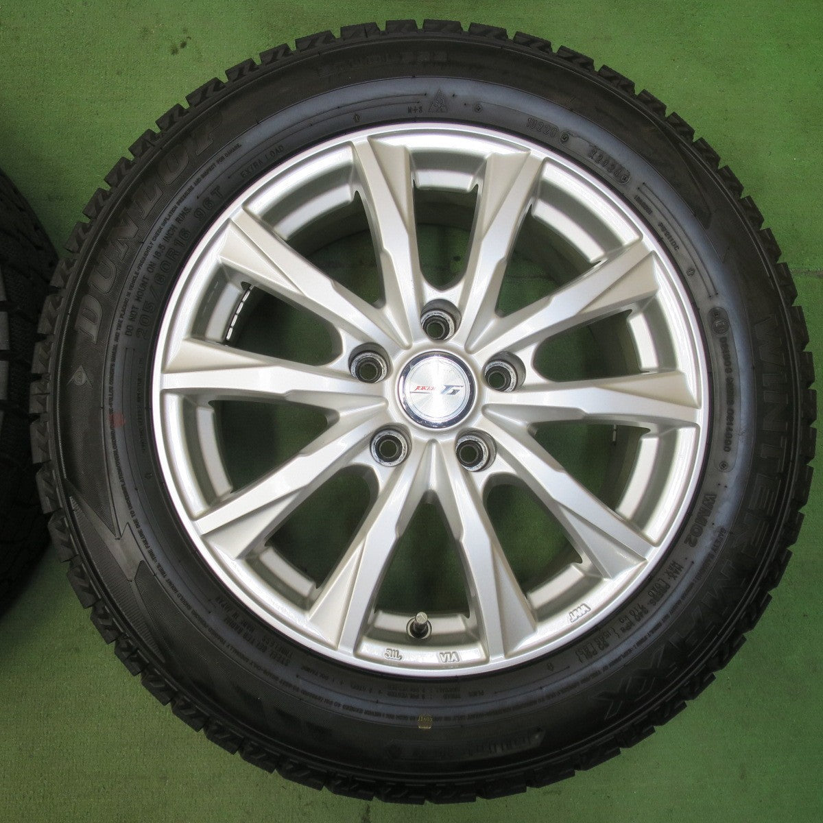 バリ溝！24年！キレイ！ほぼ10分★スタッドレス 205/60R16 ダンロップ ウインターマックス WM02 JOKER ジョーカー 16インチ PCD114.3/5H★5112902イス