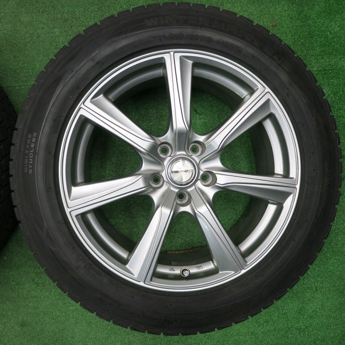 バリ溝！キレイ！9.5分★スタッドレス 225/60R18 ダンロップ ウインターマックス SJ8 PRD 18インチ PCD114.3/5H★4121404NJス