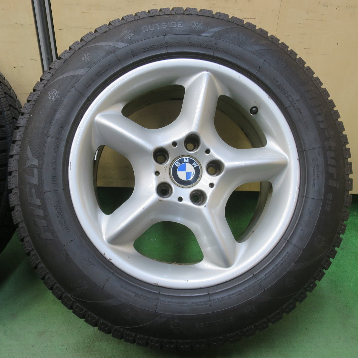 バリ溝！9分★BMW X5 純正 235/65R17 スタッドレス ハイフライ Win-turi 212 17インチ PCD120/5H★6032308イス