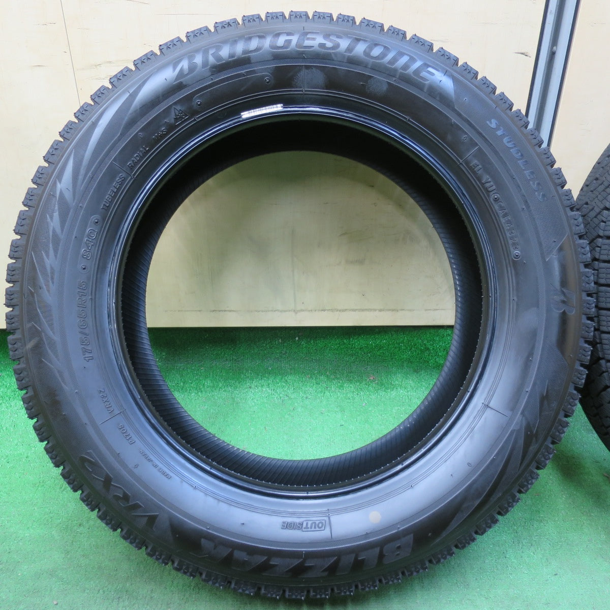 [送料無料] バリ溝！23年！ほぼ10分★スタッドレス 175/65R15 ブリヂストン ブリザック VRX2 タイヤ 15インチ フィット アクア スイフト キューブ等★4112303イスタ