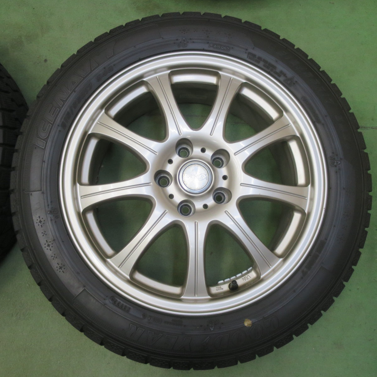 バリ溝！22年！9.5分◎スタッドレス 215/55R17 グッドイヤー アイスナビ7 LAYCEA レイシア 17インチ PCD114.3/5H◎6072205イス