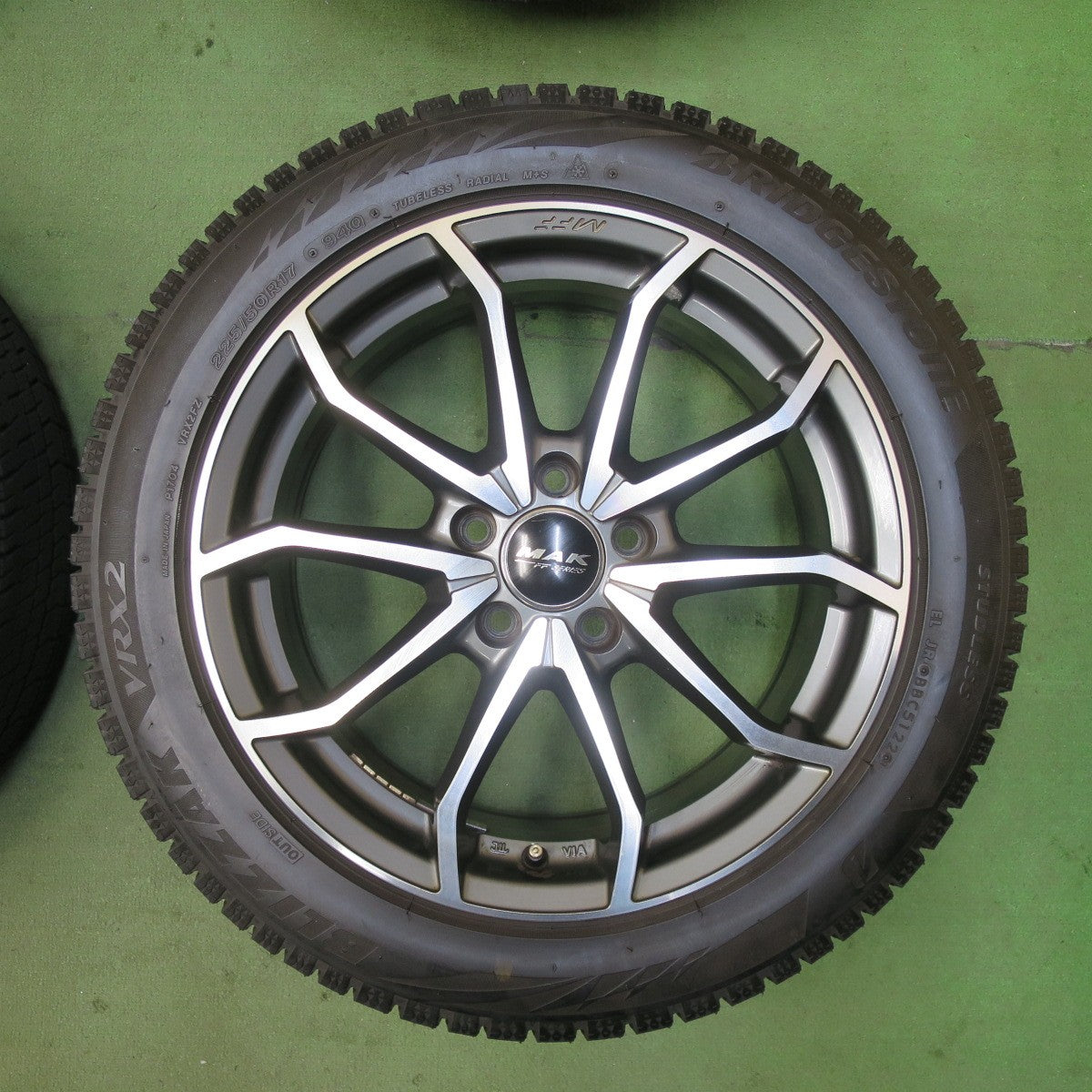 バリ溝！22年！9.5分★アウディ 等 MAK LOWE FF SERIES 225/50R17 スタッドレス ブリヂストン ブリザック VRX2 レーヴェ 17インチ PCD112/5H★5112813TTス