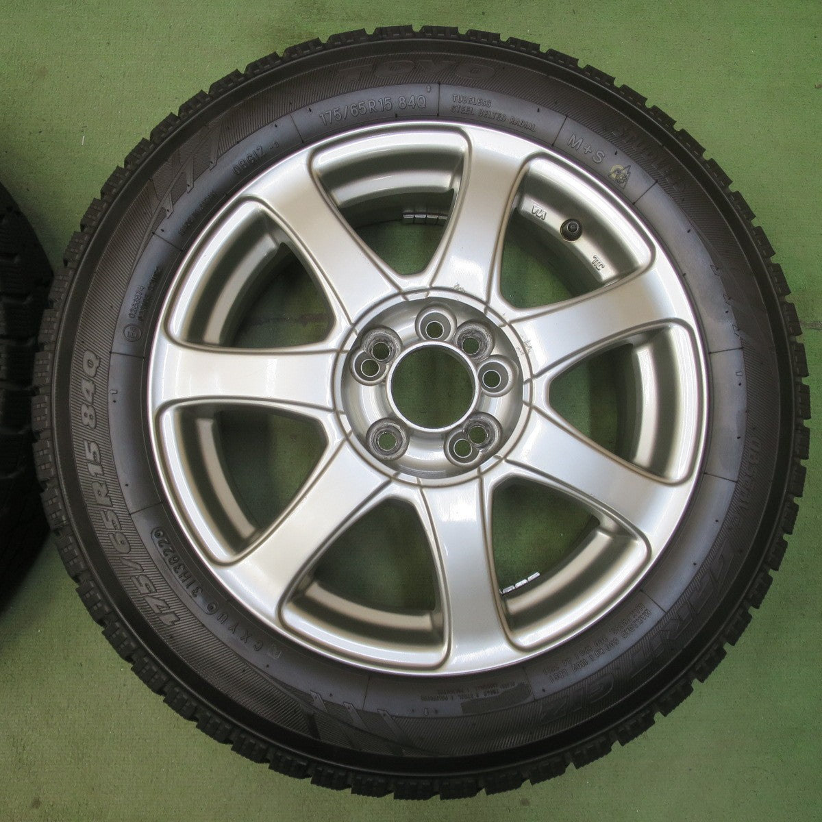 バリ溝！22年！9.5分★スタッドレス 175/65R15 トーヨー オブザーブ ガリット GIZ 社外 アルミ 15インチ PCD100/4H 5H マルチ★6051809イス