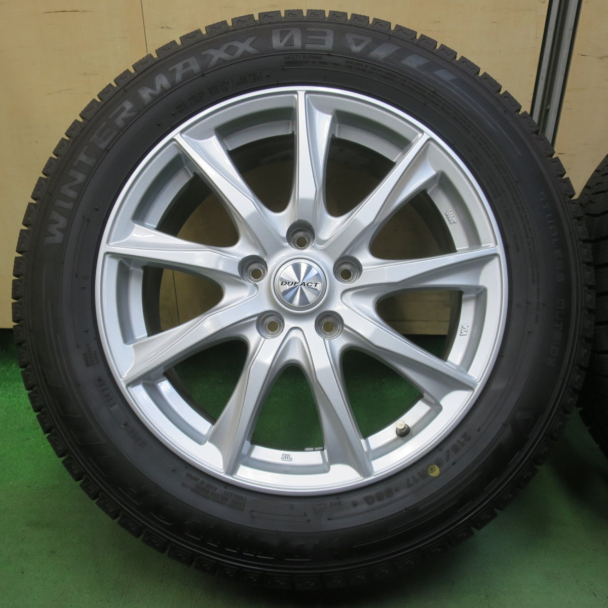 バリ溝！23年！キレイ！9.5分以上◎スタッドレス 215/60R17 ダンロップ ウインターマックス 03 DUFACT デュファクト 17インチ PCD114.3/5H◎6062703イス