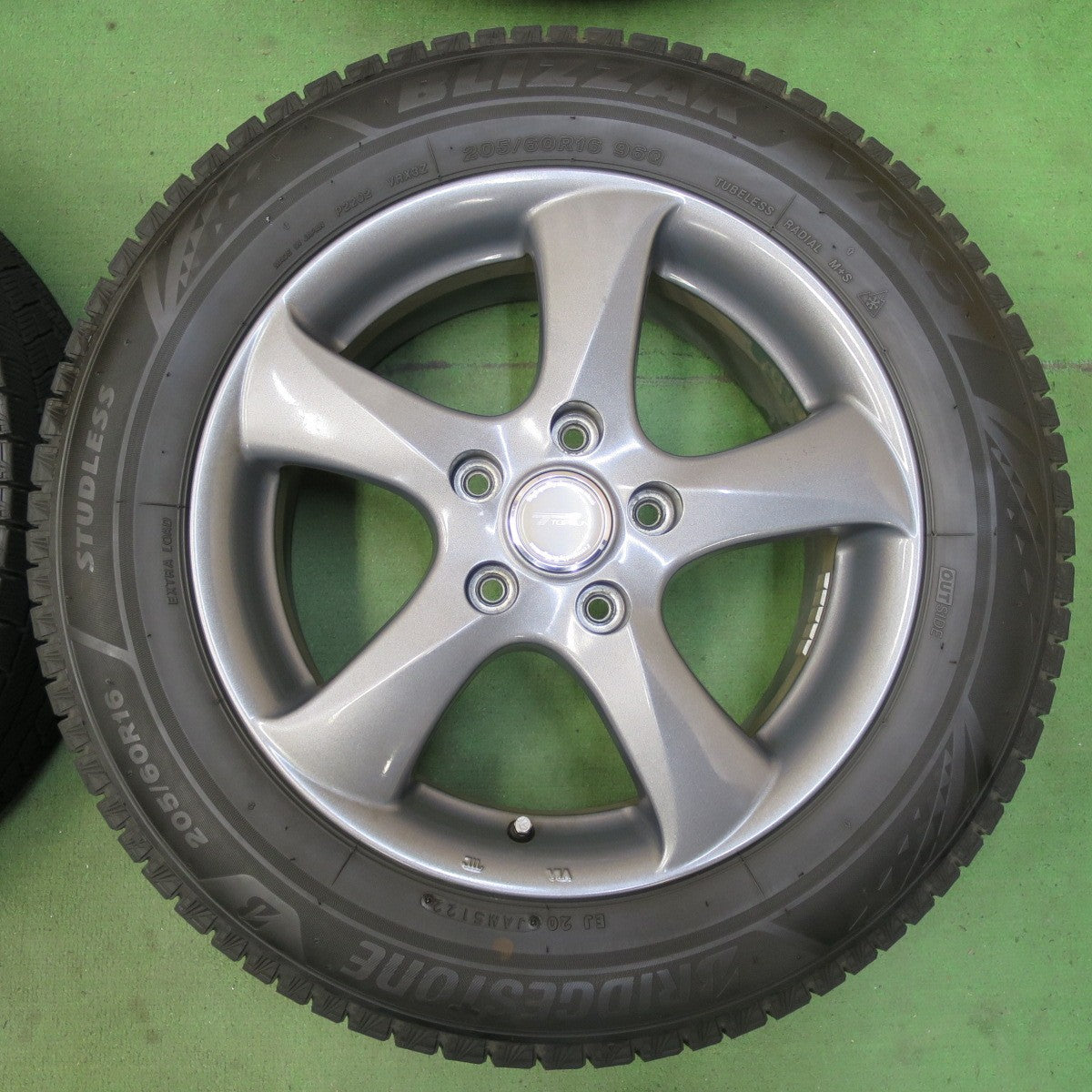バリ溝！22年！9.5分★スタッドレス 205/60R16 ブリヂストン ブリザック VRX3 TOPRUN トップラン 16インチ PCD114.3/5H★5070603イス