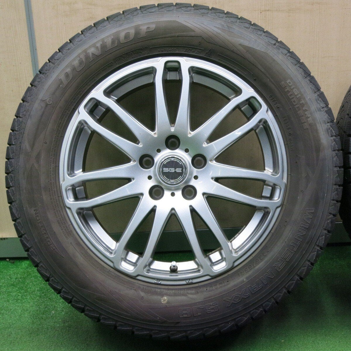 バリ溝！キレイ！9.5分★スタッドレス 225/65R17 ダンロップ ウインターマックス SJ8 SG-E 17インチ PCD114.3/5H★5012106NJス