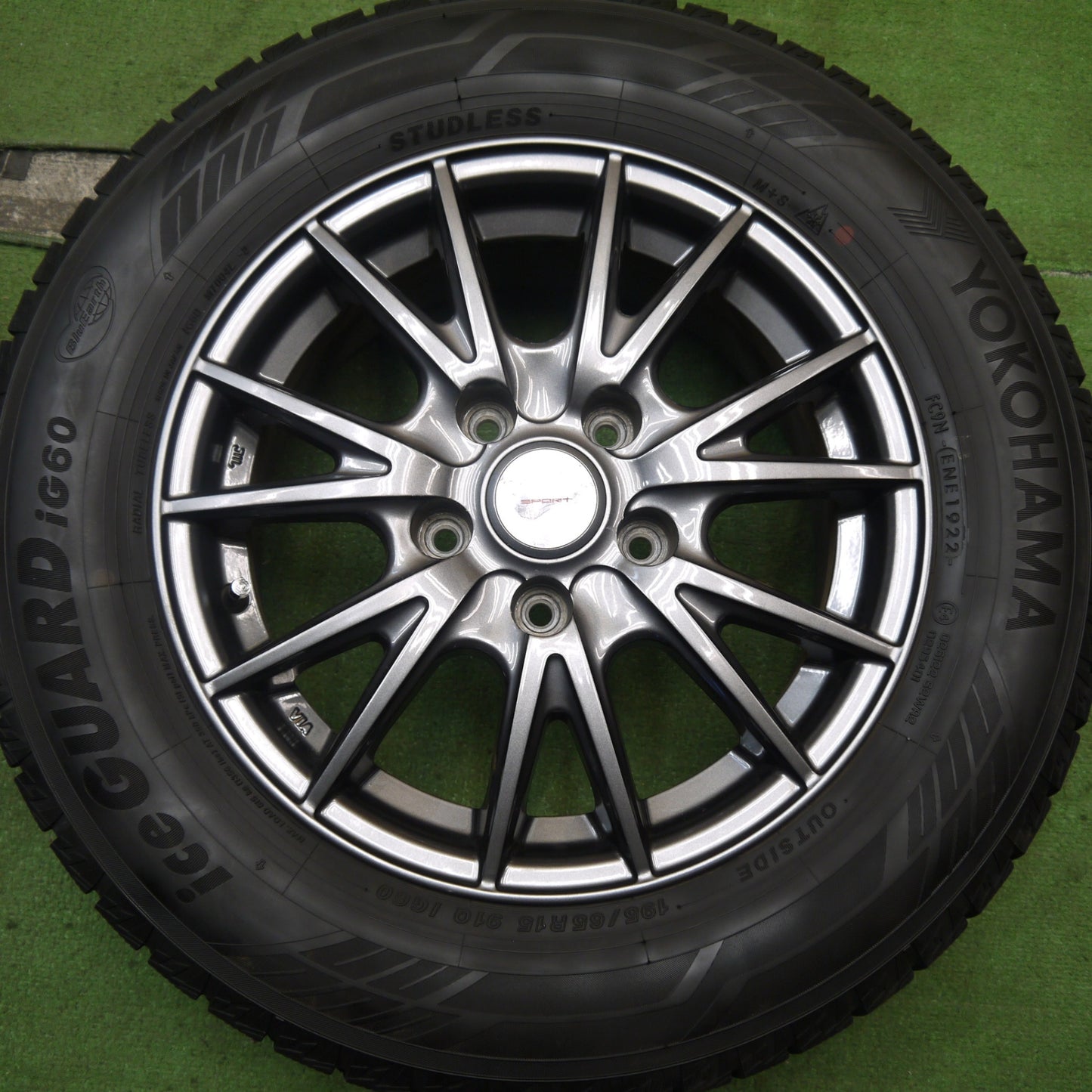バリ溝！22年！キレイ！8.5分★スタッドレス 195/65R15 ヨコハマ アイスガード iG60 VELVA SPORT ヴェルヴァ 15インチ PCD114.3/5H★5072201Hス