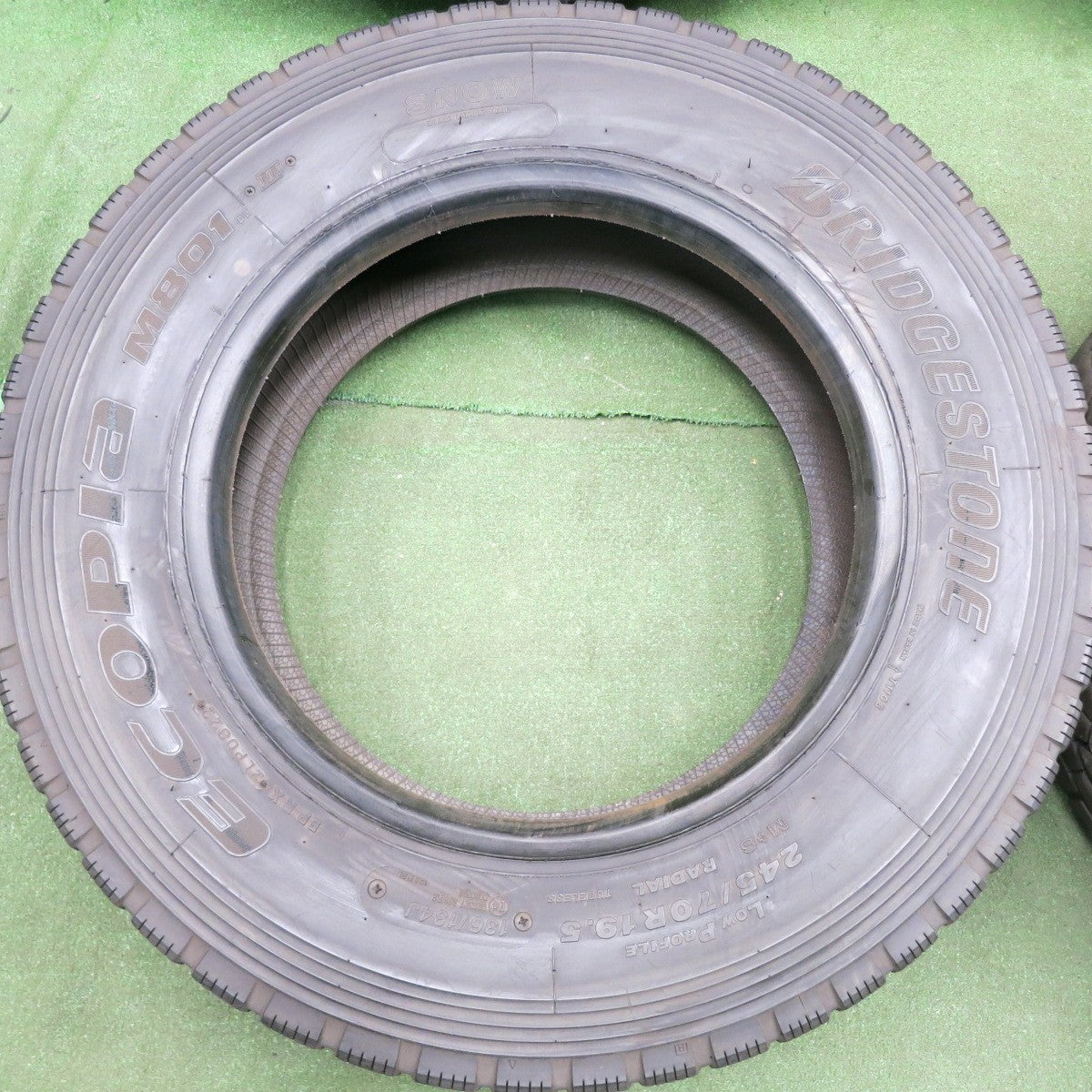 *送料無料* バリ溝！22年！9.5分★トラック タイヤ 245/70R19.5 136/134J ブリヂストン エコピア M801Ⅱ ミックス オールシーズン 19.5インチ★4071007HAノタ