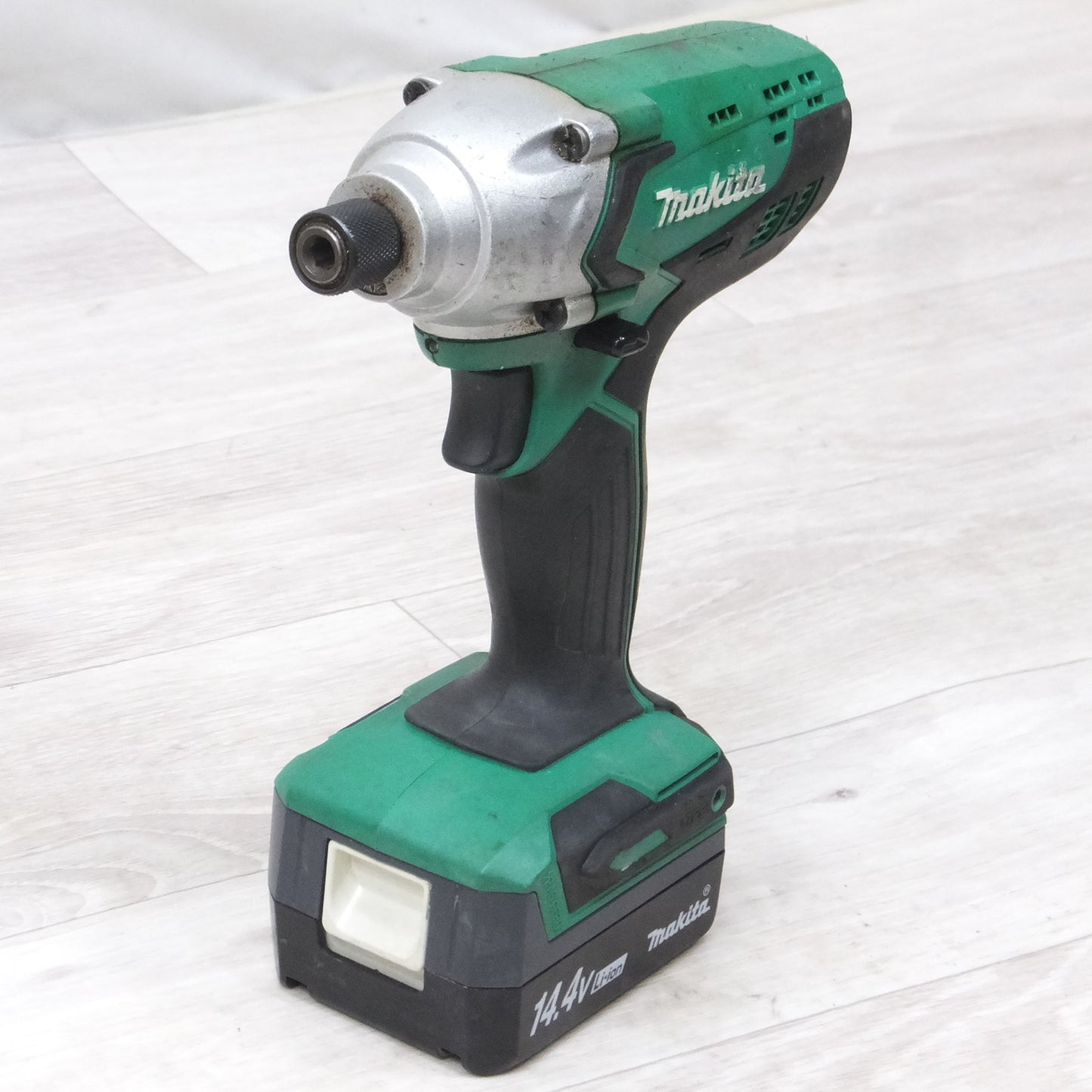 [送料無料] バッテリー2個！付属品付き◆マキタ 充電式 インパクト ドライバ 14.4V M695D ケース 充電器 ビット 付き 電動 工具◆