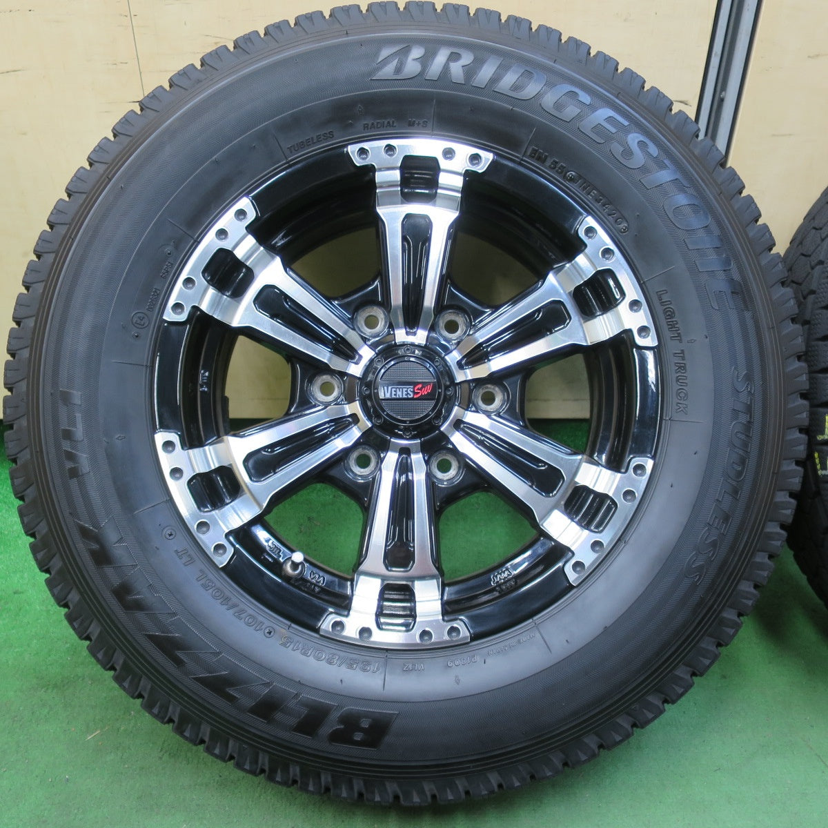 [送料無料] バリ溝！キレイ！9.5分★スタッドレス 195/80R15 107/105L ブリヂストン ブリザック VL1 VENES Suv ヴェネス 15インチ PCD139.7/6H★5021504イス
