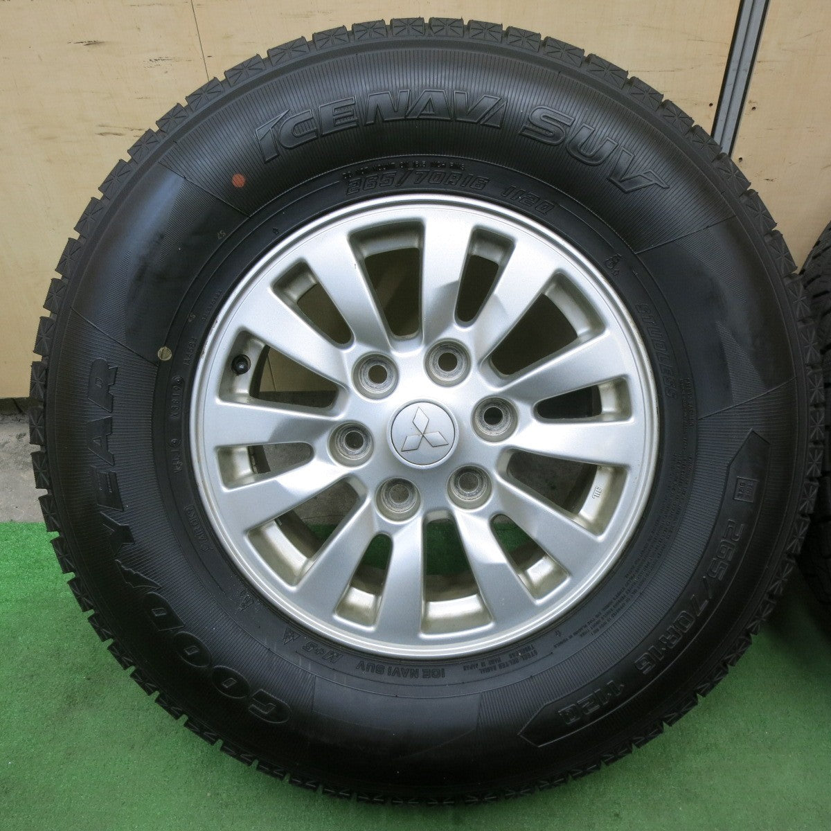 バリ溝！9.5分★三菱 パジェロ 純正 265/70R16 スタッドレス グッドイヤー アイスナビ SUV 16インチ PCD139.7/6H★6012807ナス