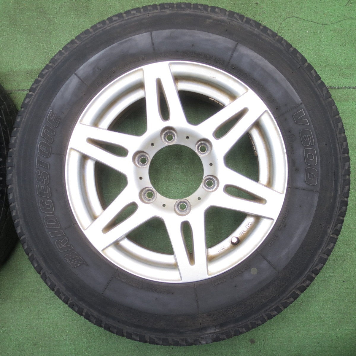 4本価格！22年◎195/80R15 107/105L ブリヂストン V600 社外 アルミ 15インチ PCD139.7/6H◎6061701NJノ