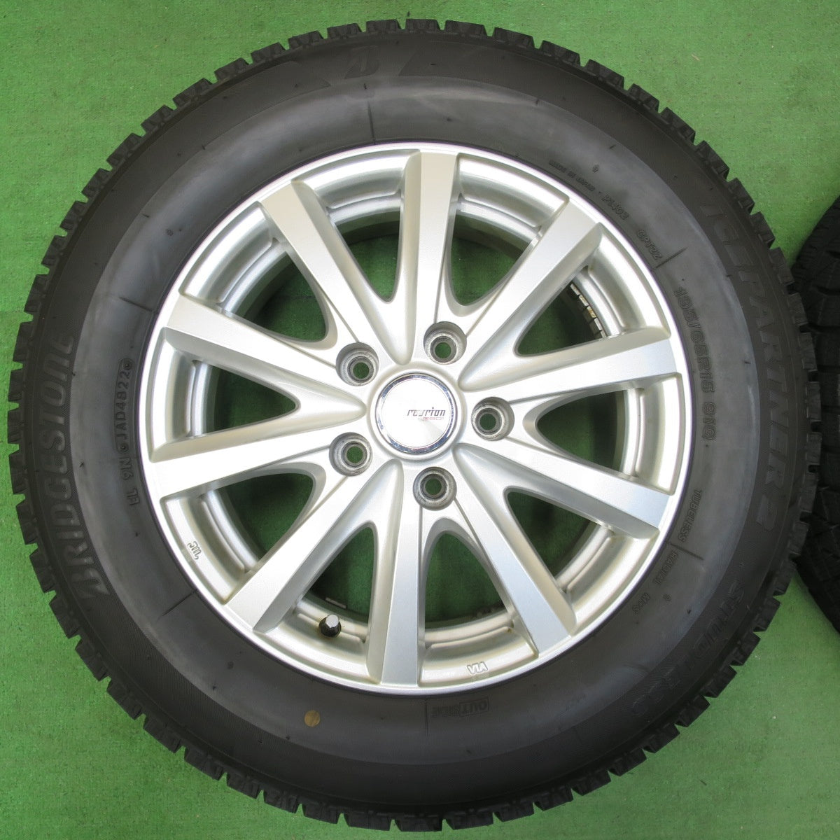 [送料無料] バリ溝！22年！キレイ！9.5分以上★スタッドレス 195/65R15 ブリヂストン アイスパートナー2 ravrion RS01 ラブリオン 15インチ PCD114.3/5H★4112705イス