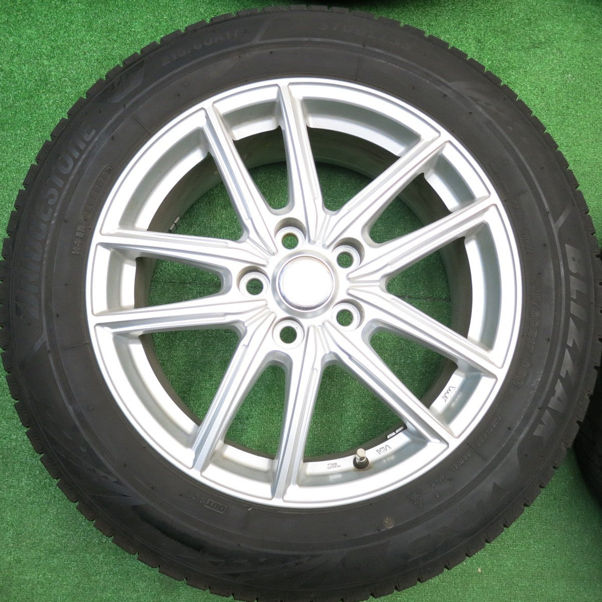 バリ溝！22年！キレイ！9分★スタッドレス 215/60R17 ブリヂストン ブリザック VRX3 ECO FORME エコフォルム 17インチ PCD114.3/5H★5110602HAス