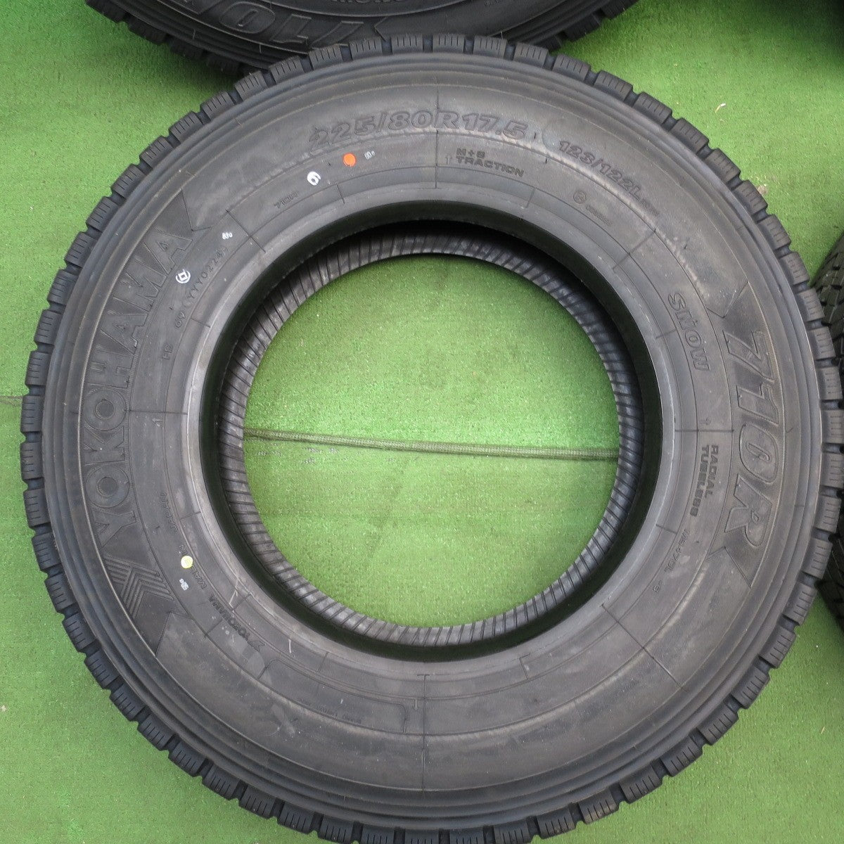 *送料無料* 未使用！24年★トラック タイヤ 225/80R17.5 123/122L ヨコハマ 710R ミックス 17.5インチ★4033013KKスタ