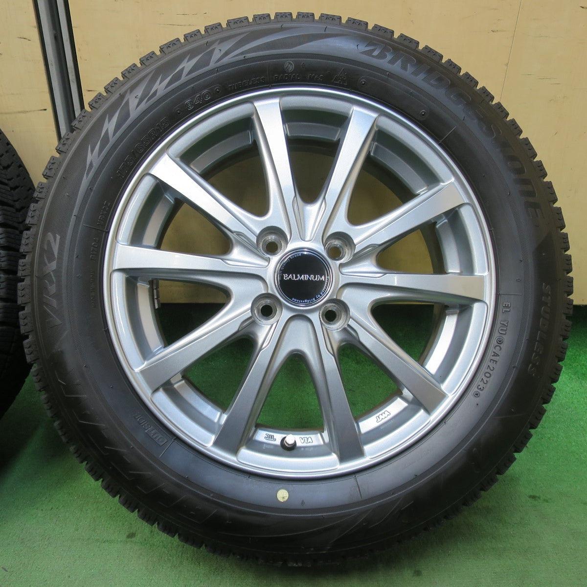 バリ溝！23年！キレイ！9.5分以上★スタッドレス 175/65R15 ブリヂストン ブリザック VRX2 BALMINUM バルミナ 15インチ PCD100/4H★5111810イス