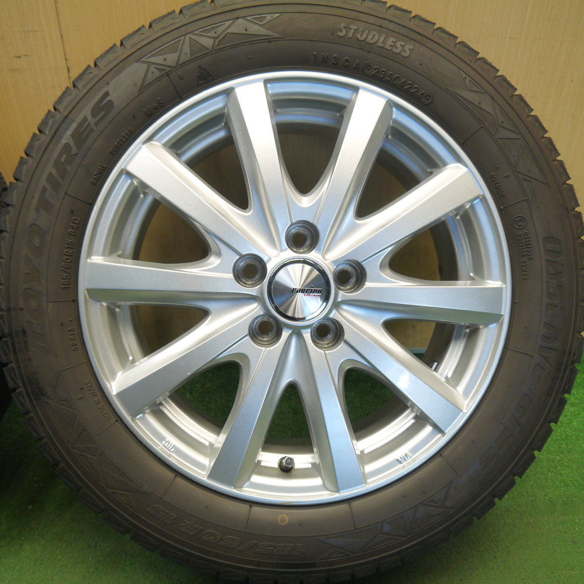 バリ溝！24年！キレイ！9.5分以上◎シエンタ 等 185/60R15 スタッドレス トーヨー オブザーブ GIZ3 ravrion RS01 ラブリオン 15インチ PCD100/5H◎6090104Hス