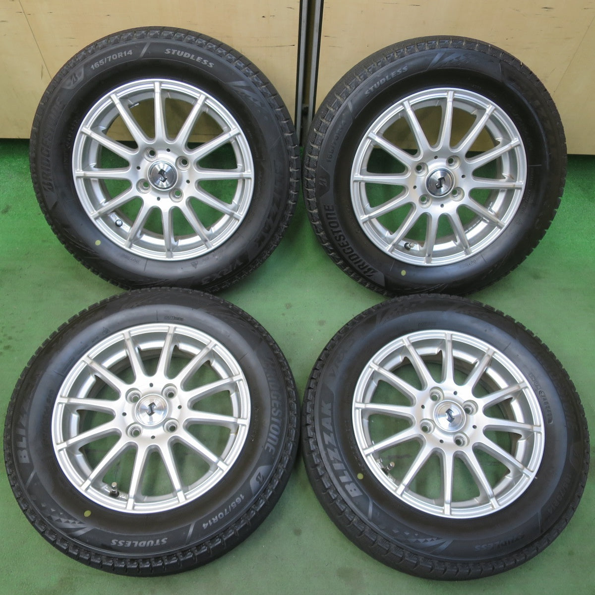 バリ溝！23年！9.5分以上★スタッドレス 165/70R14 ブリヂストン ブリザック VRX3 社外 アルミ 14インチ ソリオ ハスラー 等 PCD100/4H★6022113イス