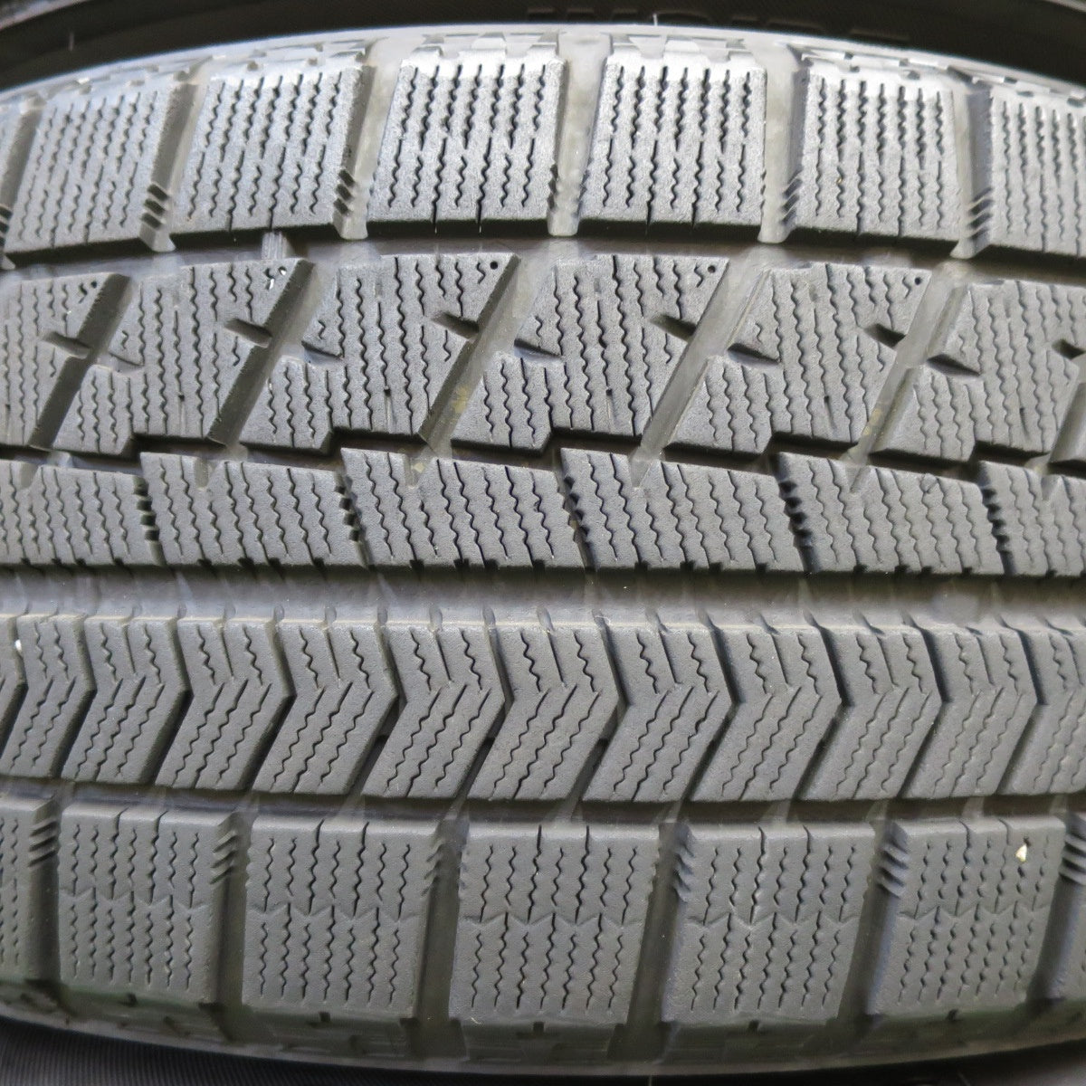 [送料無料] バリ溝！キレイ！8.5分★BMW 等 AGA Welt ヴェルト 225/60R18 スタッドレス ブリヂストン ブリザック RFT 18インチ PCD112/5H★4102201イス