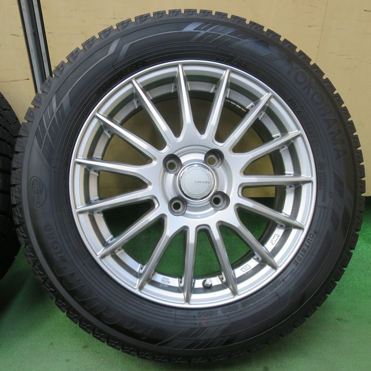 バリ溝！22年！キレイ！9.5分★スタッドレス 185/65R15 ヨコハマ アイスガード iG60 GRASS グラス 15インチ PCD100/4H★5112909イス