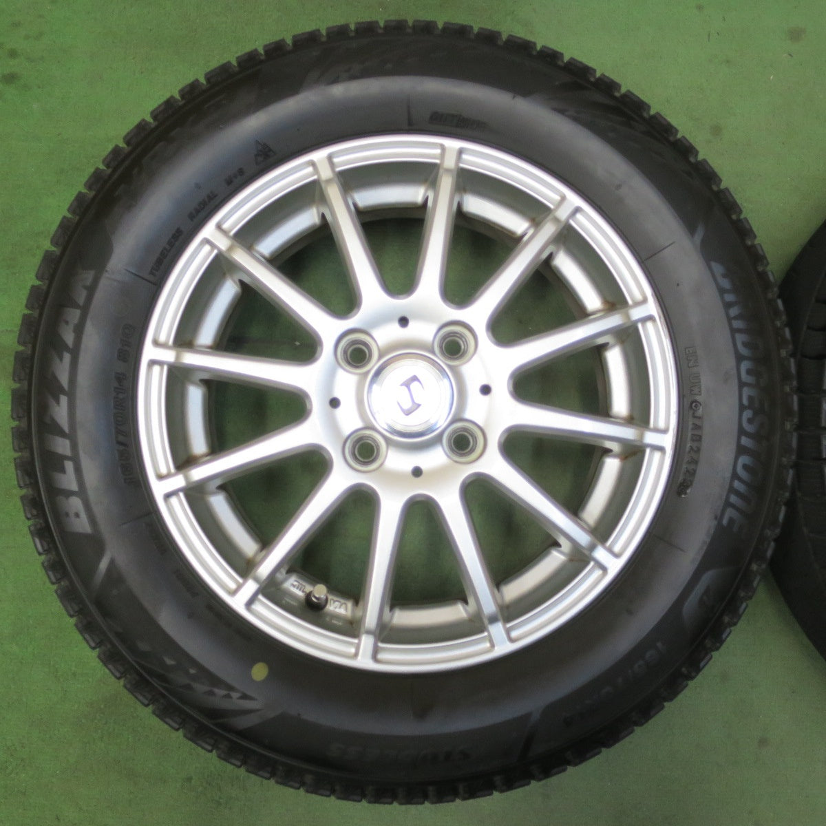 バリ溝！23年！9.5分以上★スタッドレス 165/70R14 ブリヂストン ブリザック VRX3 社外 アルミ 14インチ ソリオ ハスラー 等 PCD100/4H★6022113イス