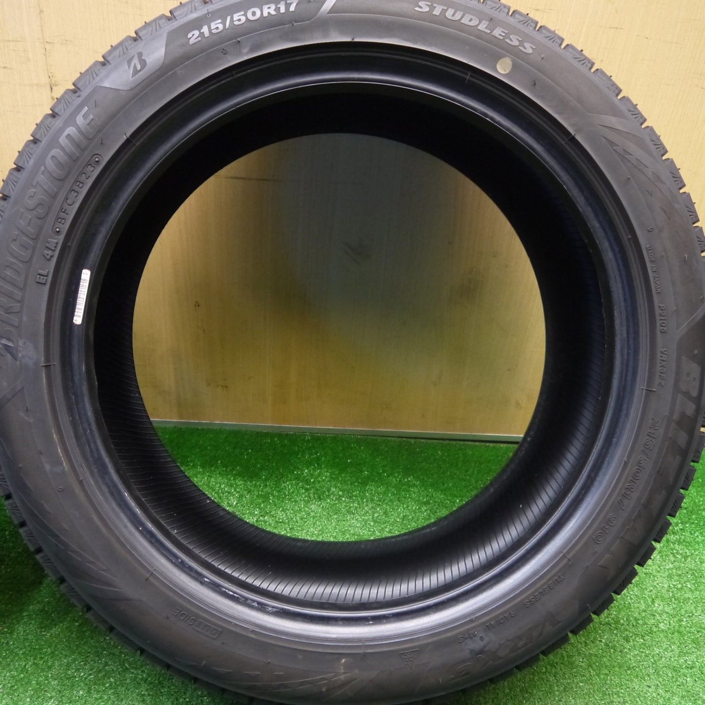 バリ溝！23年！9.5分★スタッドレス 215/50R17 ブリヂストン ブリザック VRX3 タイヤ 17インチ レヴォーグ ステップワゴン プリウスα 等★5111004Hスタ