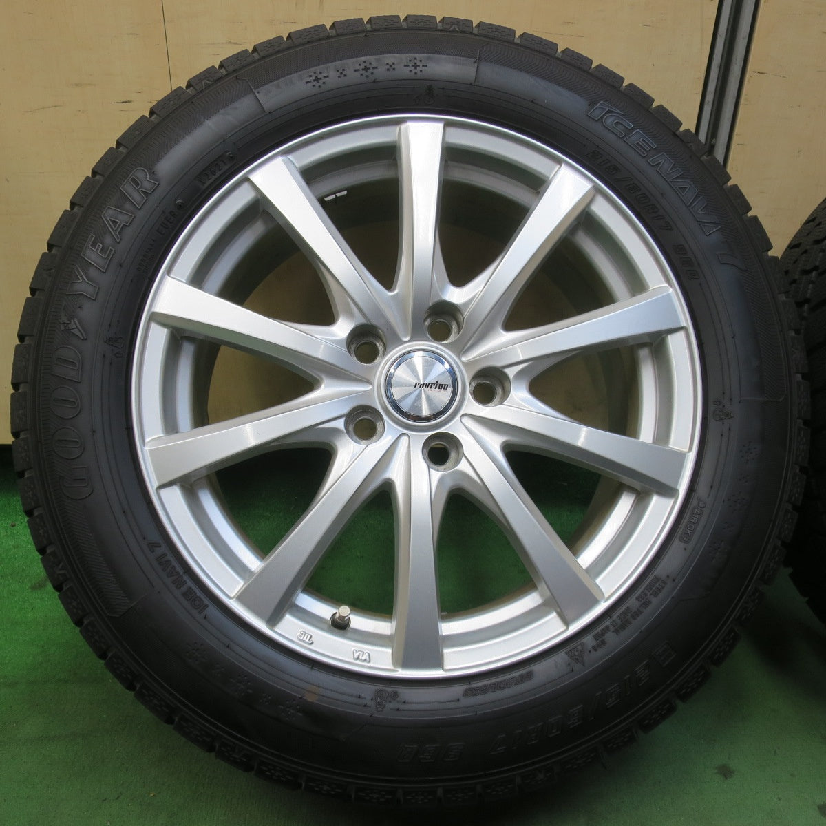 バリ溝！キレイ！ほぼ10分★スタッドレス 215/60R17 グッドイヤー アイスナビ7 ravrion RS01 ラブリオン 17インチ PCD114.3/5H★5123003イス