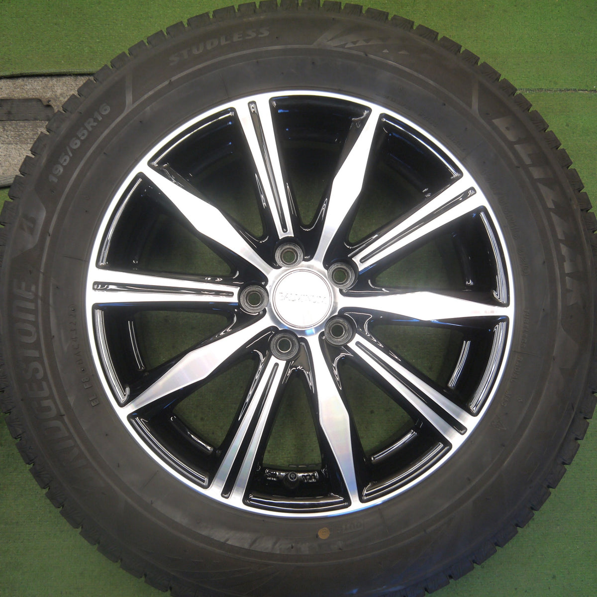 バリ溝！22年！キレイ！9分◎ライズ ロッキー 等 195/65R16 スタッドレス ブリヂストン ブリザック VRX3 BALMINUM K10 バルミナ 16インチ PCD100/5H◎6083102Hス