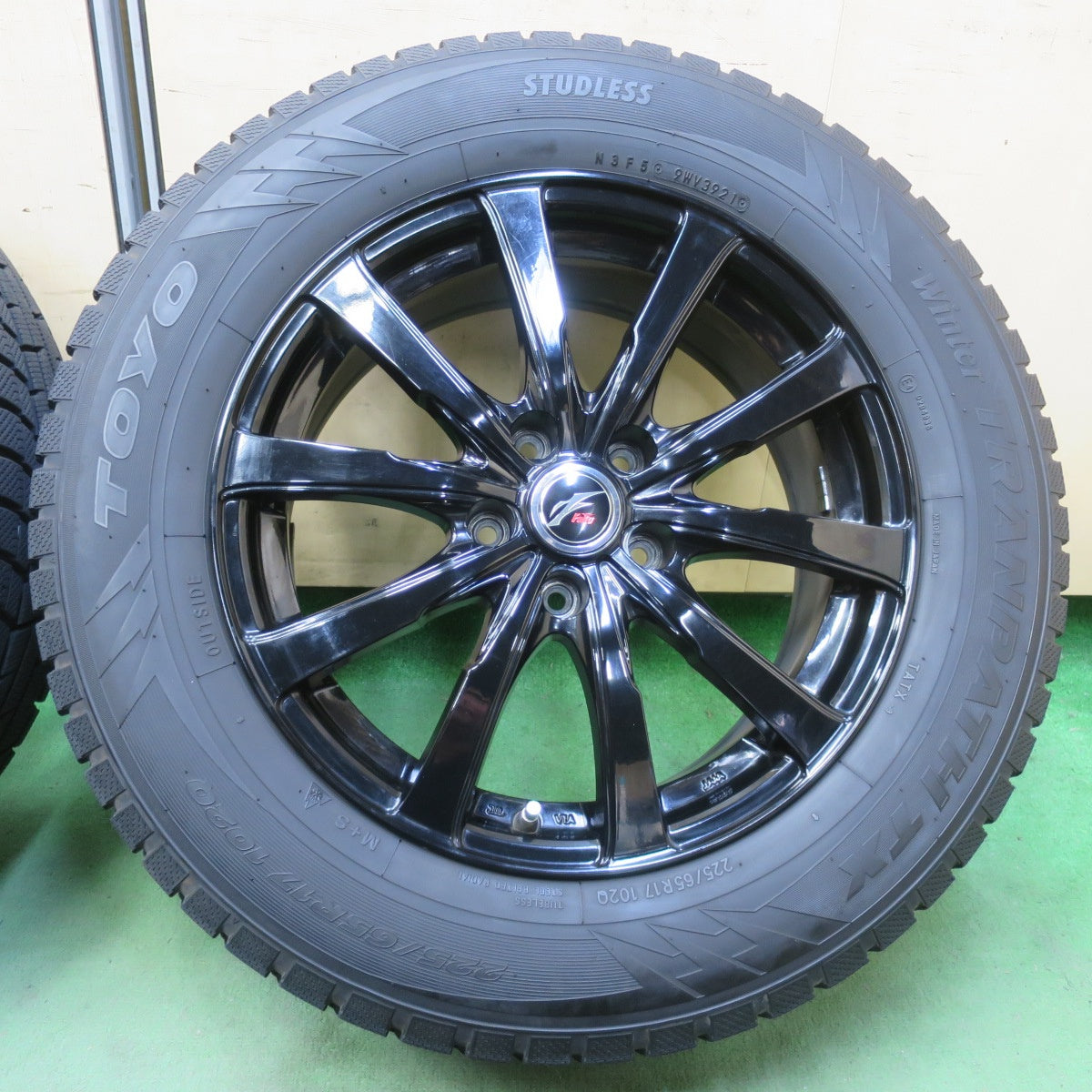 バリ溝！キレイ！9.5分★スタッドレス 225/65R17 トーヨー ウインター トランパス TX Fang ファング 17インチ PCD114.3/5H★6051004イス