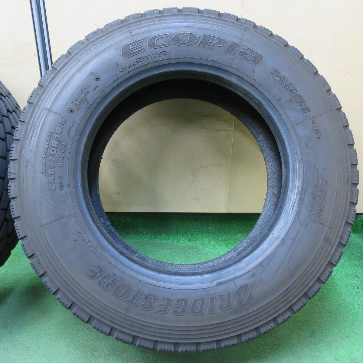 [送料無料] バリ溝！24年！9分★トラック タイヤ 245/70R19.5 136/134J ブリヂストン エコピア M801Ⅱ ミックス オールシーズン 19.5インチ★5012110イスタ