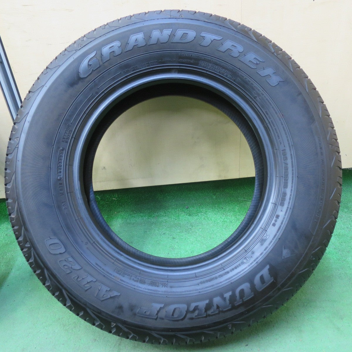 バリ溝！23年！8.5分★195/80R15 ダンロップ AT20 グラントレック タイヤ 15インチ ジムニー シエラ ハイエース 等★5072405イノタ