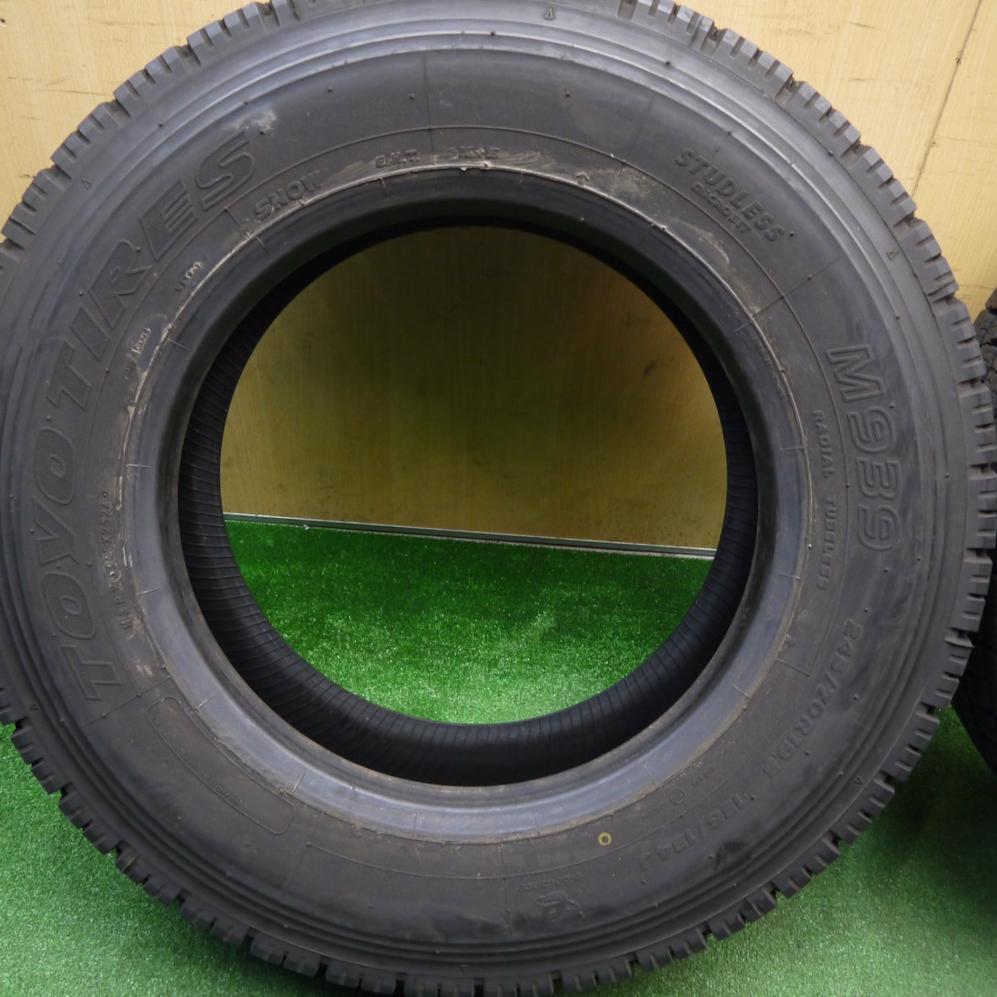 バリ溝！24年！9.5分！2本★トラック タイヤ 245/70R19.5 136/134J スタッドレス トーヨー M939 19.5インチ★5121215Hスタ