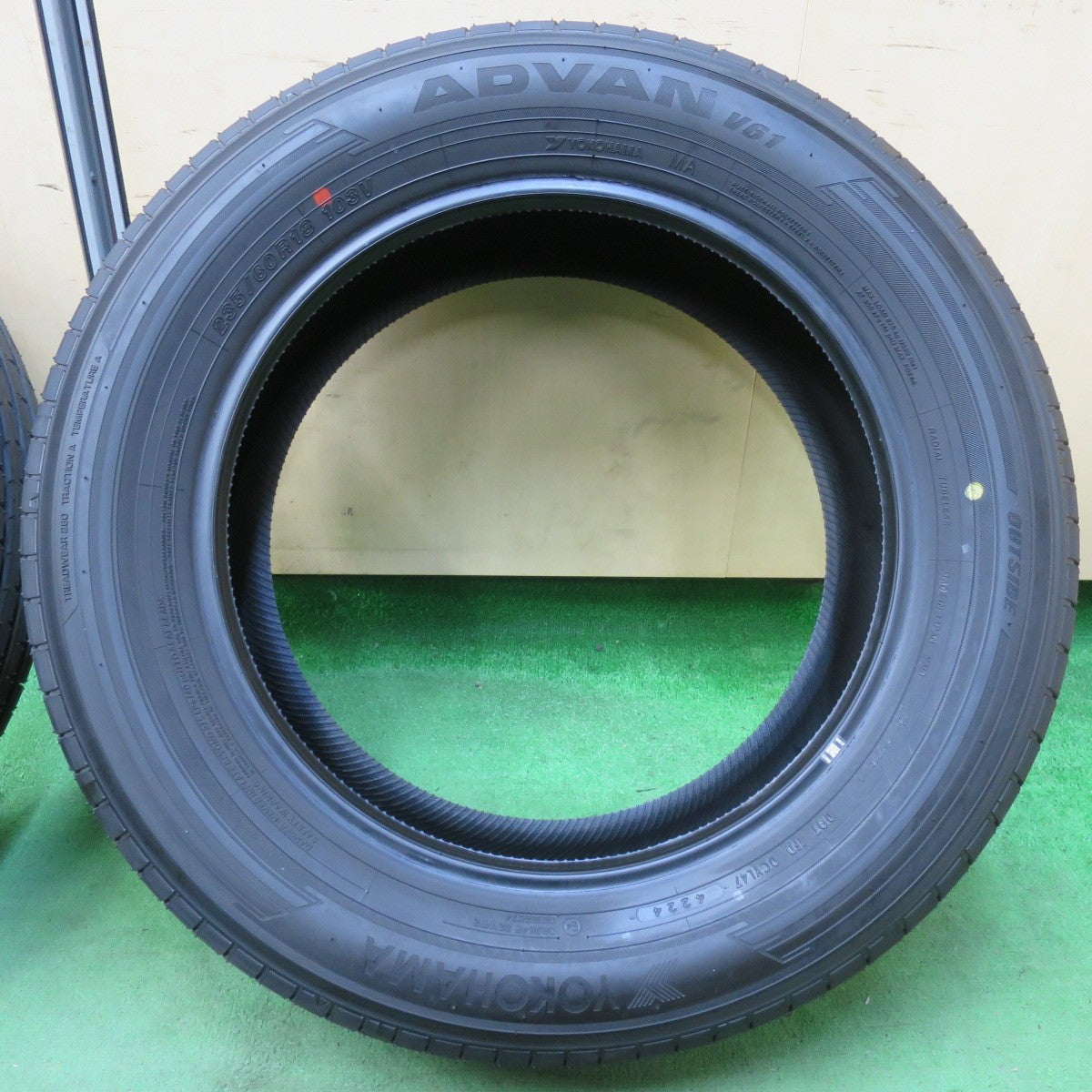 [送料無料] 新車外し！24年★235/60R18 ヨコハマ アドバン V61 タイヤ 18インチ クラウンクロスオーバー エクストレイル NX RX CX-30 等★5030615イノタ
